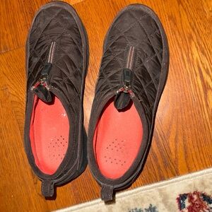 LandsEnd size 8. Brown. Water and snow resistant show.